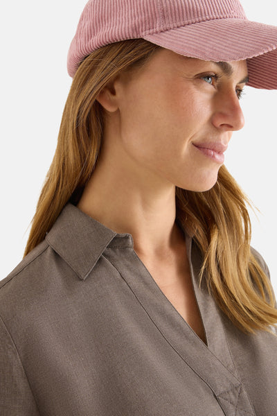 Taupe blouse met lange mouwen van CECIL, klassieke kraag, gedragen met een roze corduroy pet.