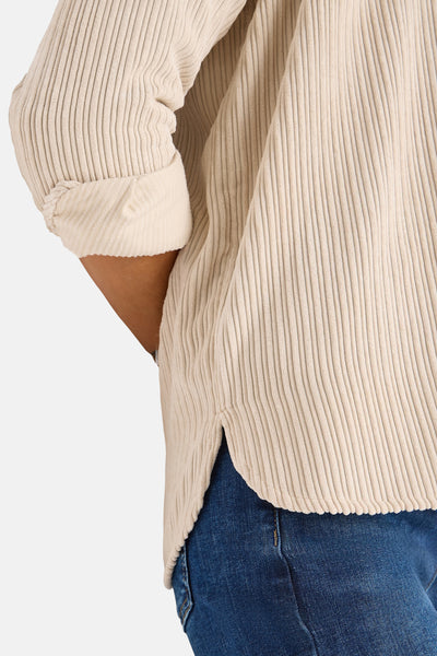Beige blouse met lange mouwen van CECIL, van corduroy met splitzoom en gedragen met een blauwe jeans.