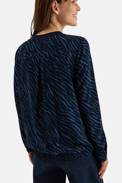 Blouse met lange mouwen in het blauw van CECIL, zebraprint, achterkant met bijpassende jeans.