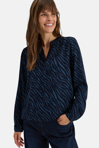 Blouse met lange mouwen blauw van CECIL, met blauw op marineblauw zebraprint, gedragen met een spijkerbroek.