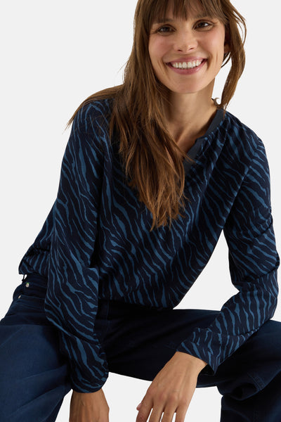 Blouse met lange mouwen in het blauw van CECIL, met zebraprint, gedragen met een donkerblauwe jeans.