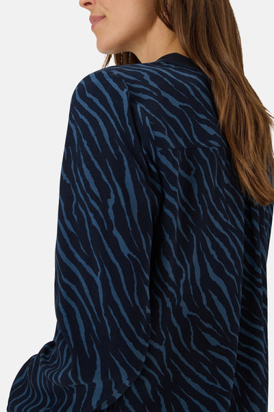 Blauwe blouse met lange mouwen van CECIL met een zebraprint.