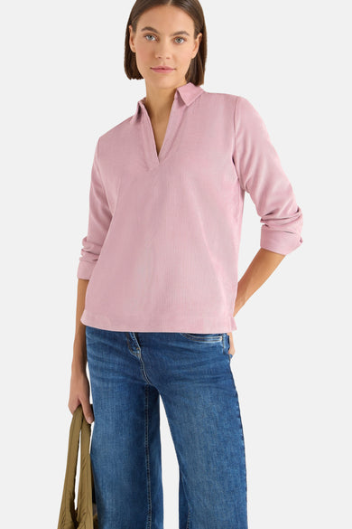 Roze blouse met lange mouwen van CECIL, geplooid textuur, gedragen met een blauwe jeans en een tas.