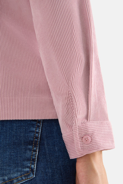 Roze blouse met lange mouwen van ribfluweel van CECIL, gedragen met een blauwe jeans.