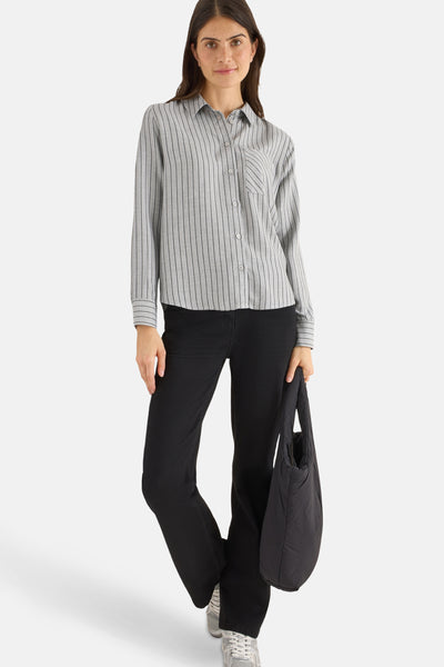 Grijze gestreepte blouse met lange mouwen van CECIL, gedragen met een zwarte jeans en een zwarte draagtas.