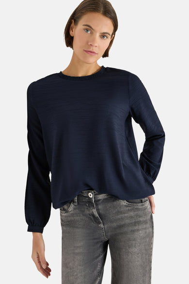 Blauwe blouse met lange mouwen van CECIL, met een subtiele textuur en gedragen met een grijze jeans.