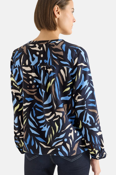 Blouse à manches longues multicolore de CECIL, avec motif abstrait bleu, marron et jaune sur fond noir.