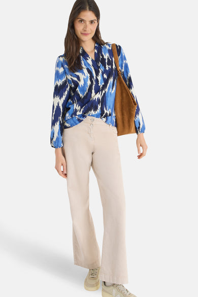 Multikleurige blouse met lange mouwen van CECIL, met een grafische print in blauw, marineblauw en beige.