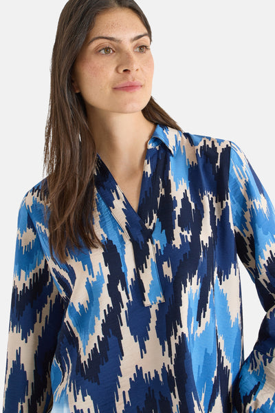 Multikleurige blouse met lange mouwen van CECIL met een blauw en beige abstract patroon.