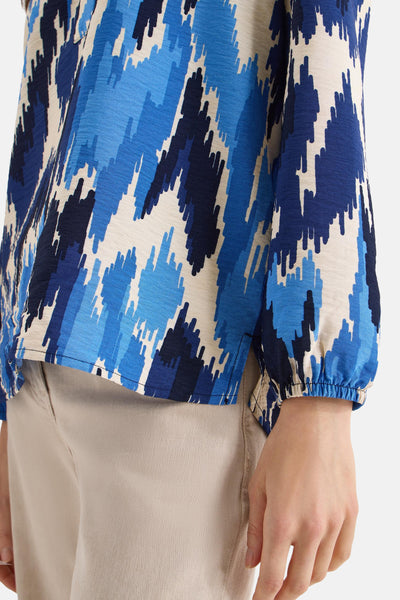 Multikleurige blouse met lange mouwen van CECIL, met blauw en beige grafisch patroon, gedragen met een beige broek.