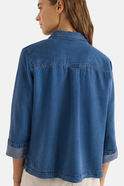 Lange mouwen overhemd in middinblauw denim van CECIL, achterkant, met plooien en onafgewerkte zoom.