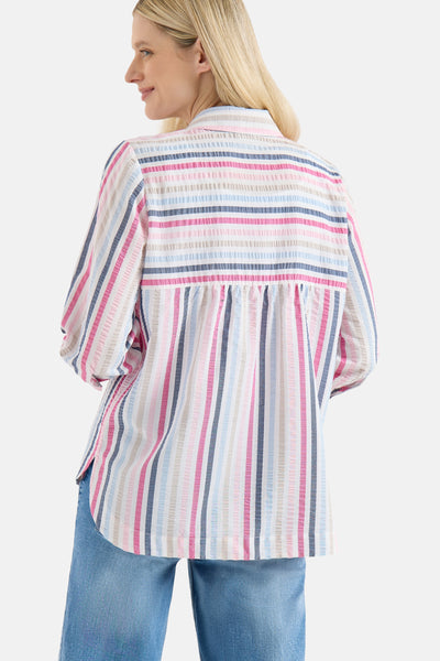 Chemisier à manches longues multicolore de CECIL avec motif rayé et coupe décontractée, porté avec un jean.
