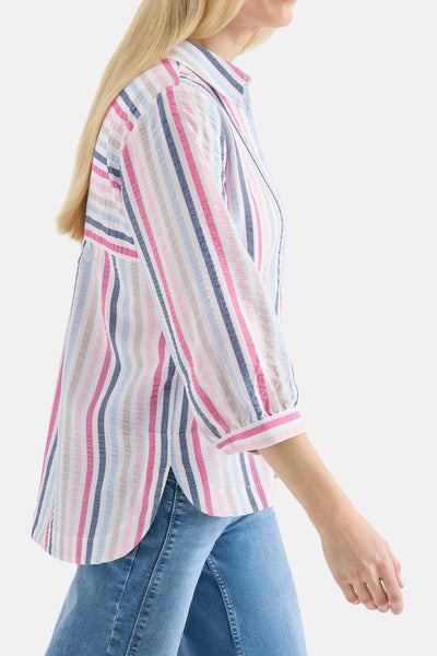 Multikleurig gestreept overhemd van CECIL, met driekwartmouwen, gedragen met een blauwe jeans, zijwaarts bekeken.