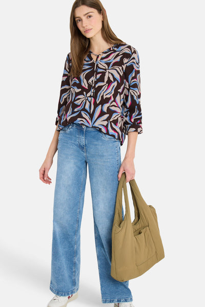 Multikleurig overhemd met lange mouwen van CECIL, met bloemenprint en losse pasvorm gedragen met een wijde jeans.