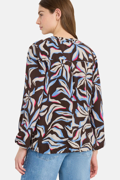 Chemisier à manches longues multicolore de CECIL, avec motif floral stylisé sur fond marron.