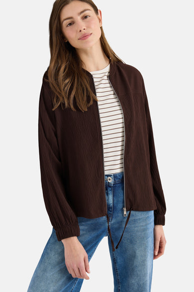 Bruin vest van CECIL, gedragen over een gestreept T-shirt, met een blauwe jeans en een spijkerbroek tas.