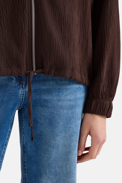 Bruin textiel gilet van CECIL, met ritssluiting en trekkoord, gedragen met een blauwe jeans.