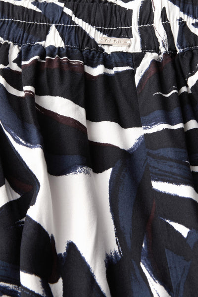 Jupe longue multicolore de CECIL avec motif abstrait noir, bleu marine et blanc, taille élastiquée.
