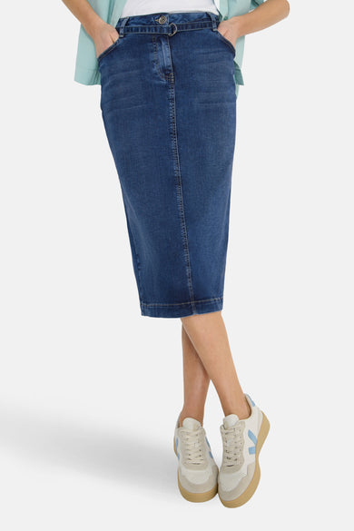 Midi-spijkerrok in blauw, van CECIL, met een zijsplit en gedragen met een turquoise blouse.