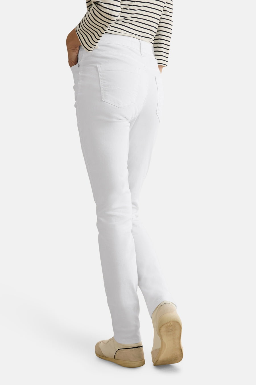 Jean droit en denim blanc de CECIL, porté avec un haut rayé et des chaussures beiges.