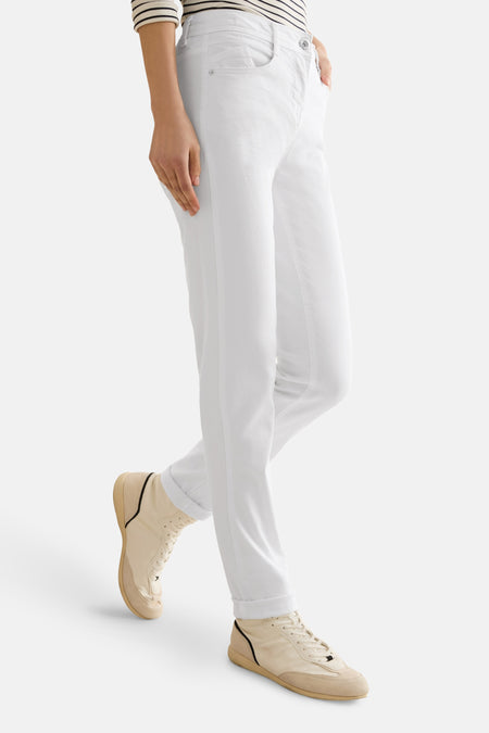 Rechte witte spijkerbroek van CECIL, gedragen met beige sneakers en een gestreept T-shirt.