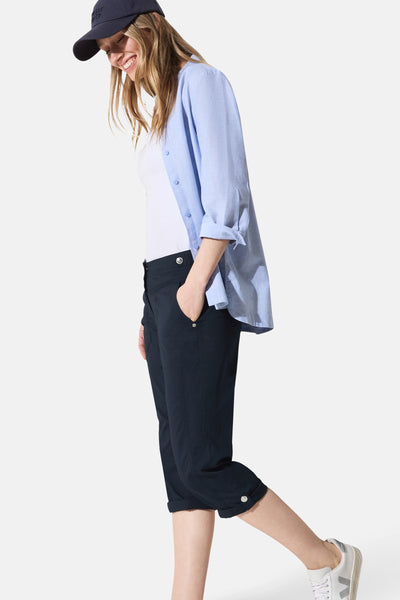 Marineblauwe cargobroek, van CECIL, met zakken, gedragen met een wit T-shirt en een blauw overhemd.