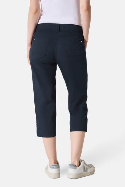 Marineblauwe cargobroek van CECIL, capri-model met achterzakken en zoomdetails.