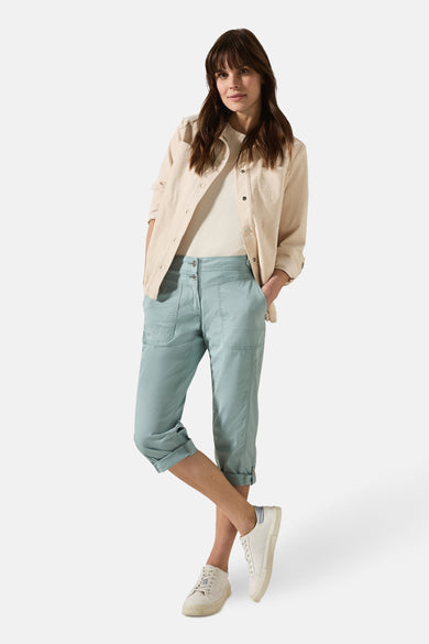 CECIL blauwe cargobroek, 3/4 model met cargozakken en omslag, gedragen met een beige blouse en witte sneakers.