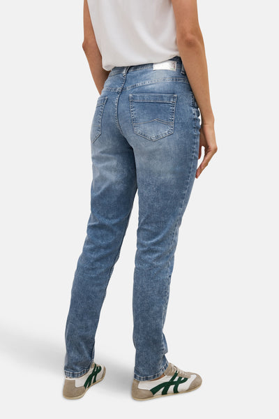 Slim jeans in lichtblauw denim van CECIL, nauwsluitende pasvorm, met achterzakken en stikseldetails.