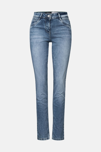 Jean slim en denim bleu clair de CECIL, coupe classique et délavage subtil.