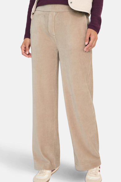 Beige ribfluwelen broek van CECIL, losse pasvorm en wijde pijpen, gedragen met sportschoenen.