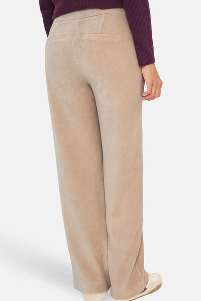 Beige ribfluwelen broek van CECIL, wijde pasvorm, met paspelzakken achter en bordeauxrode trui.