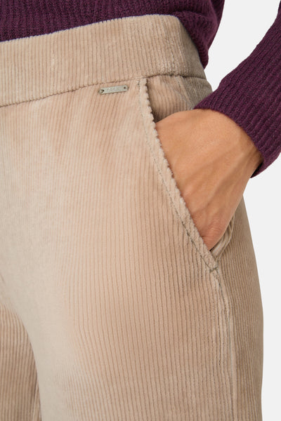 Pantalon beige en velours côtelé de CECIL, avec une main dans la poche.
