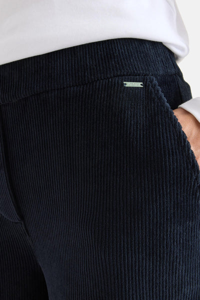 Pantalon en velours côtelé bleu de CECIL, avec une poche latérale et un badge logo argenté.