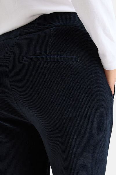 Pantalon bleu en velours côtelé de CECIL, avec une poche arrière passepoilée.