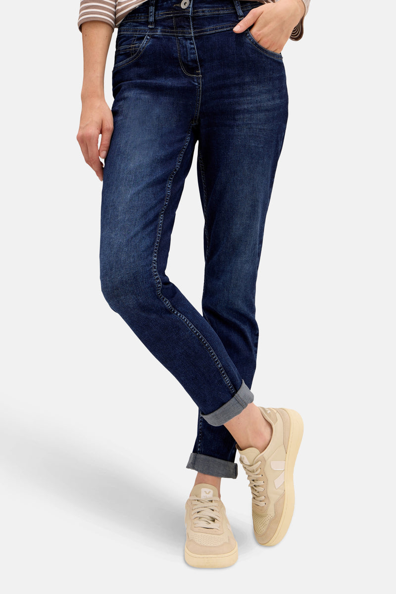 CECIL middellichte blauwe denim slim fit jeans, met omgeslagen zomen en gedragen met beige schoenen.