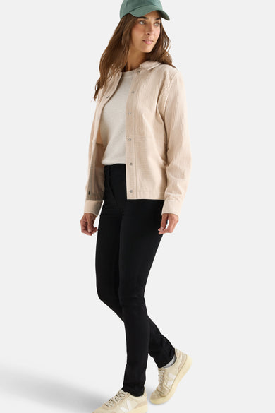 CECIL zwarte denim slim fit jeans, gedragen met een jasje en casual schoenen.