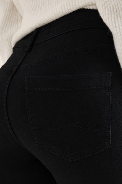 Jean slim en denim noir de CECIL, avec poche arrière et détails de surpiqûres.