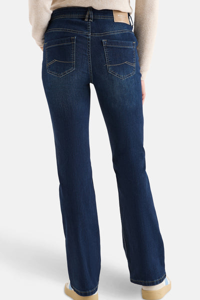 Bootcut jeans in donkerblauw denim van CECIL, met achterzakken en een leren patchdetail op de taille.