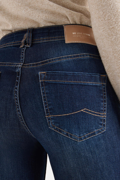 Jean bootcut en denim bleu foncé de CECIL, avec coutures contrastées et patch en cuir à la taille.