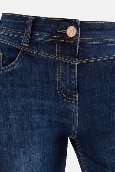 Jean bootcut en denim bleu foncé de CECIL, avec couture contrastante et bouton de la marque visible.