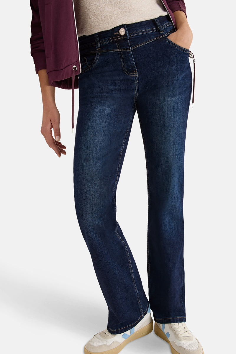 Bootcut jeans in donkerblauw denim van CECIL, met zakken en stikseldetails.