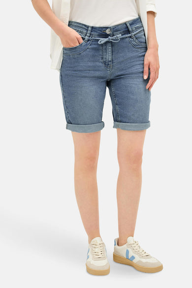 Lichtblauwe denim bermuda van CECIL, met trekkoord en omslag onderaan.