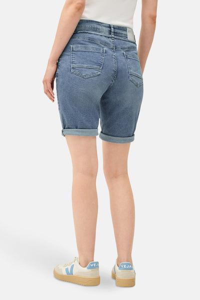 Lichtblauwe denim bermuda van CECIL, met omslag aan de pijpen en achterzakken.