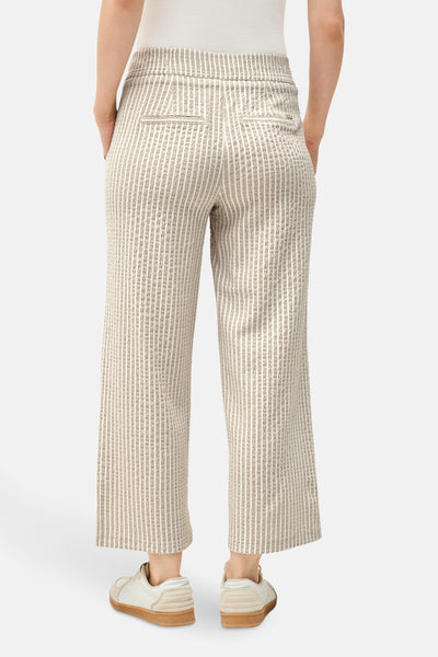 Beige broek met verticale strepen van CECIL, met paspelzakken achter en wafelstructuur.