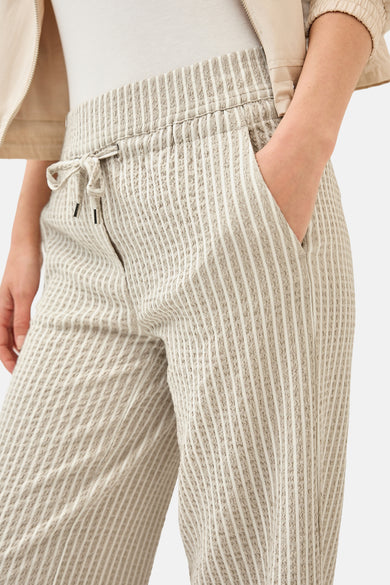 Beige wafelgebreide broek van CECIL, met verticale strepen en trekkoord.