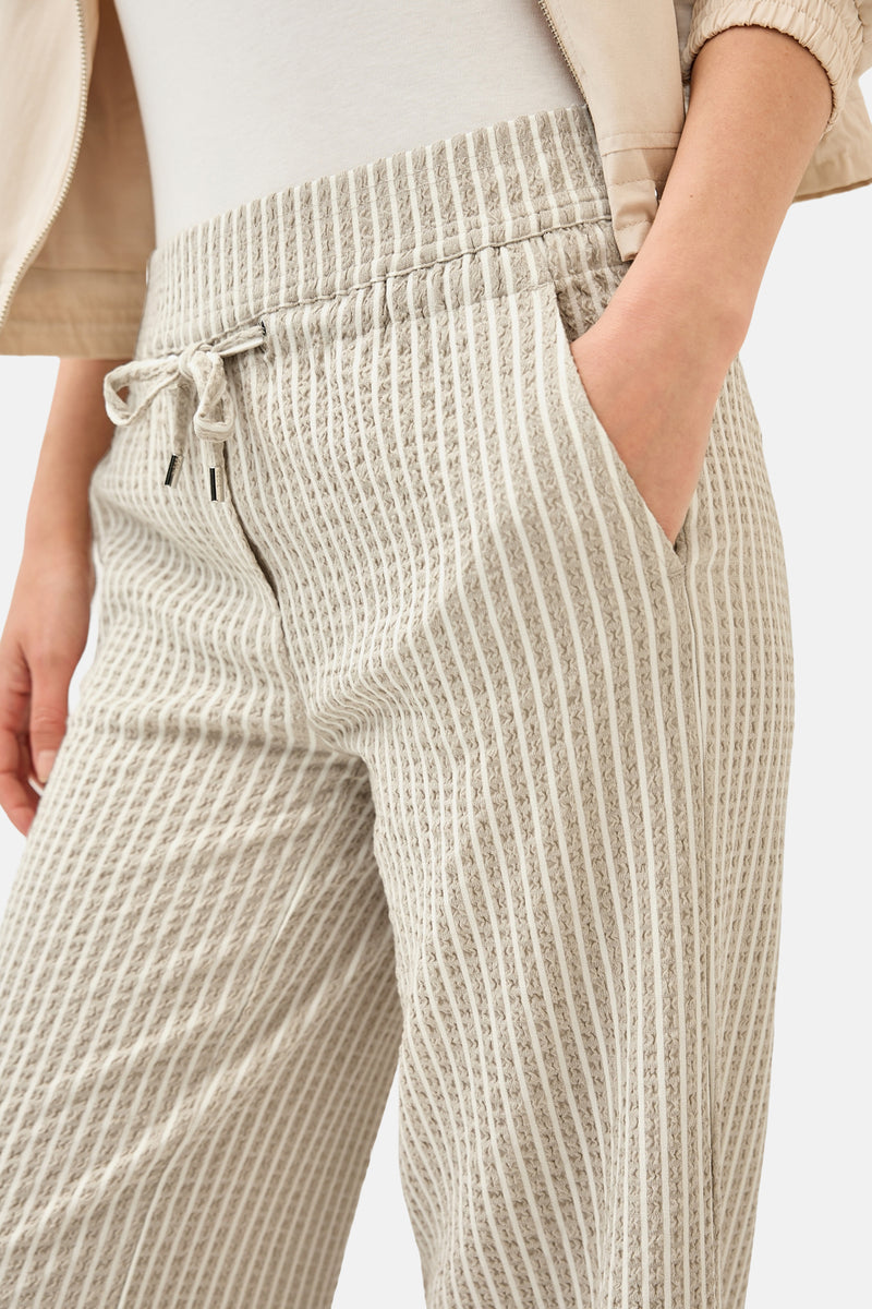 Beige wafelgebreide broek van CECIL, met verticale strepen en trekkoord.