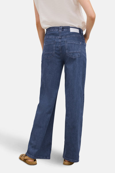 Jean large en denim bleu moyen de CECIL, avec des poches arrière et des sandales marron clair.