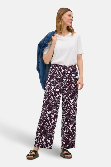 Blouse met bladprint, van CECIL, gedragen met een wit T-shirt en een spijkerjasje.