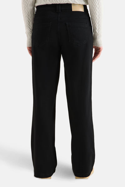 Wijde zwarte denim jeans van CECIL, met achterzakken en gedragen met een kabelgebreide trui.